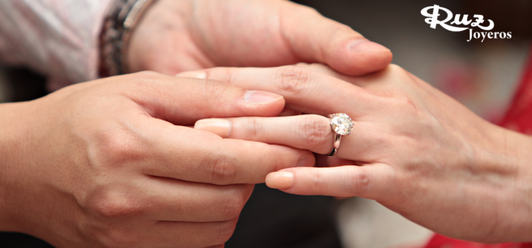 ¿Dónde se pone el anillo de compromiso y de casado?