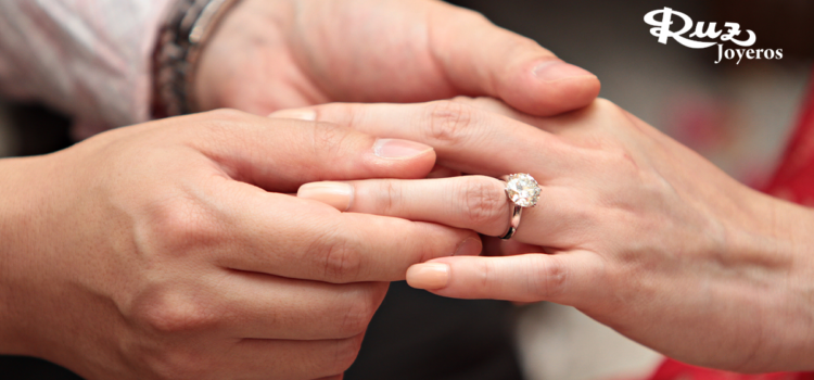 ¿Dónde se pone el anillo de compromiso y de casado? ¿Dónde se pone el anillo de compromiso y de casado?